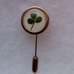 NEW.  CLOVER STICK PIN.  GOLD SETTING. NWOT